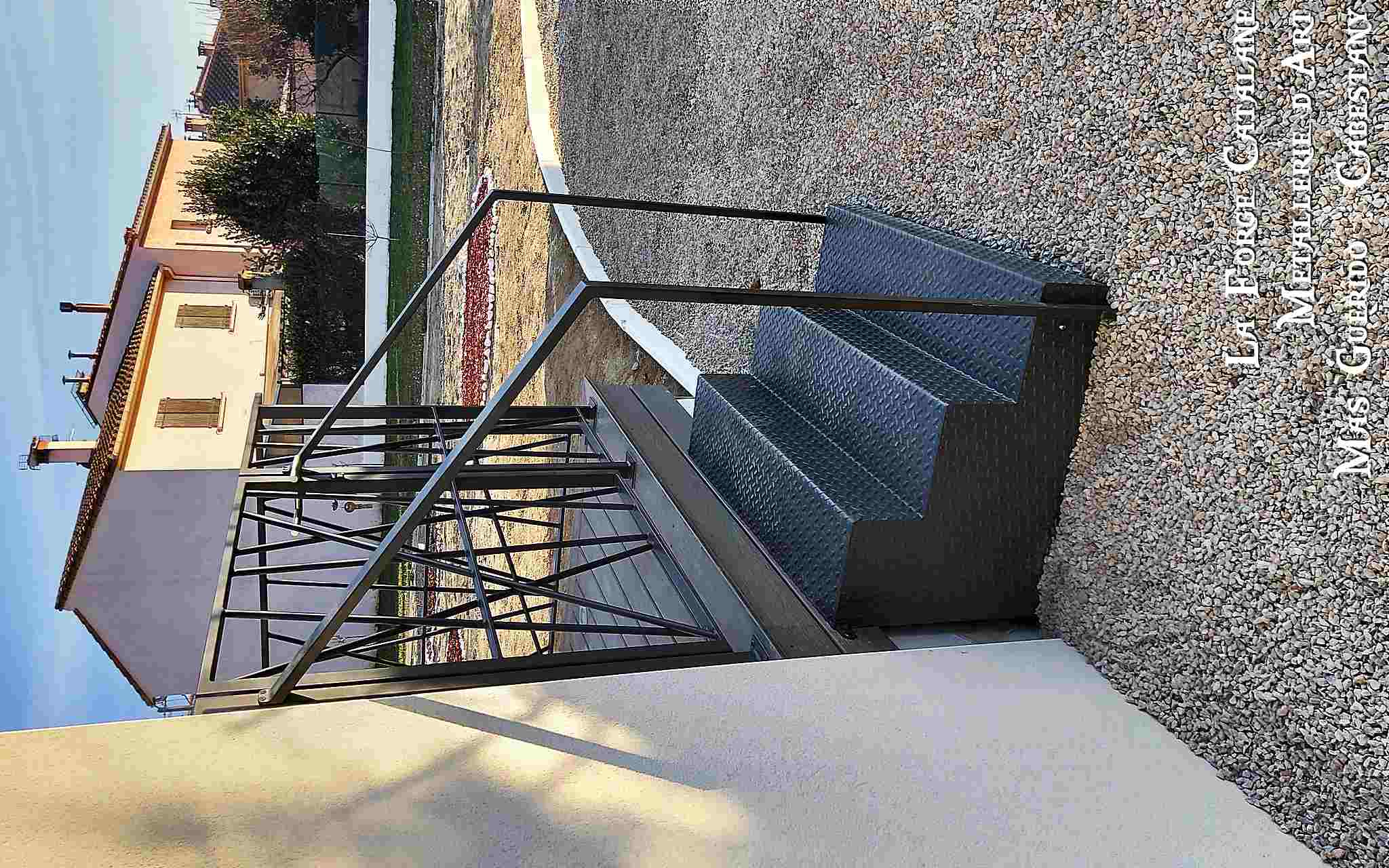 escalier en tole larmee avec rampant tube carre   forge catalane.jpg